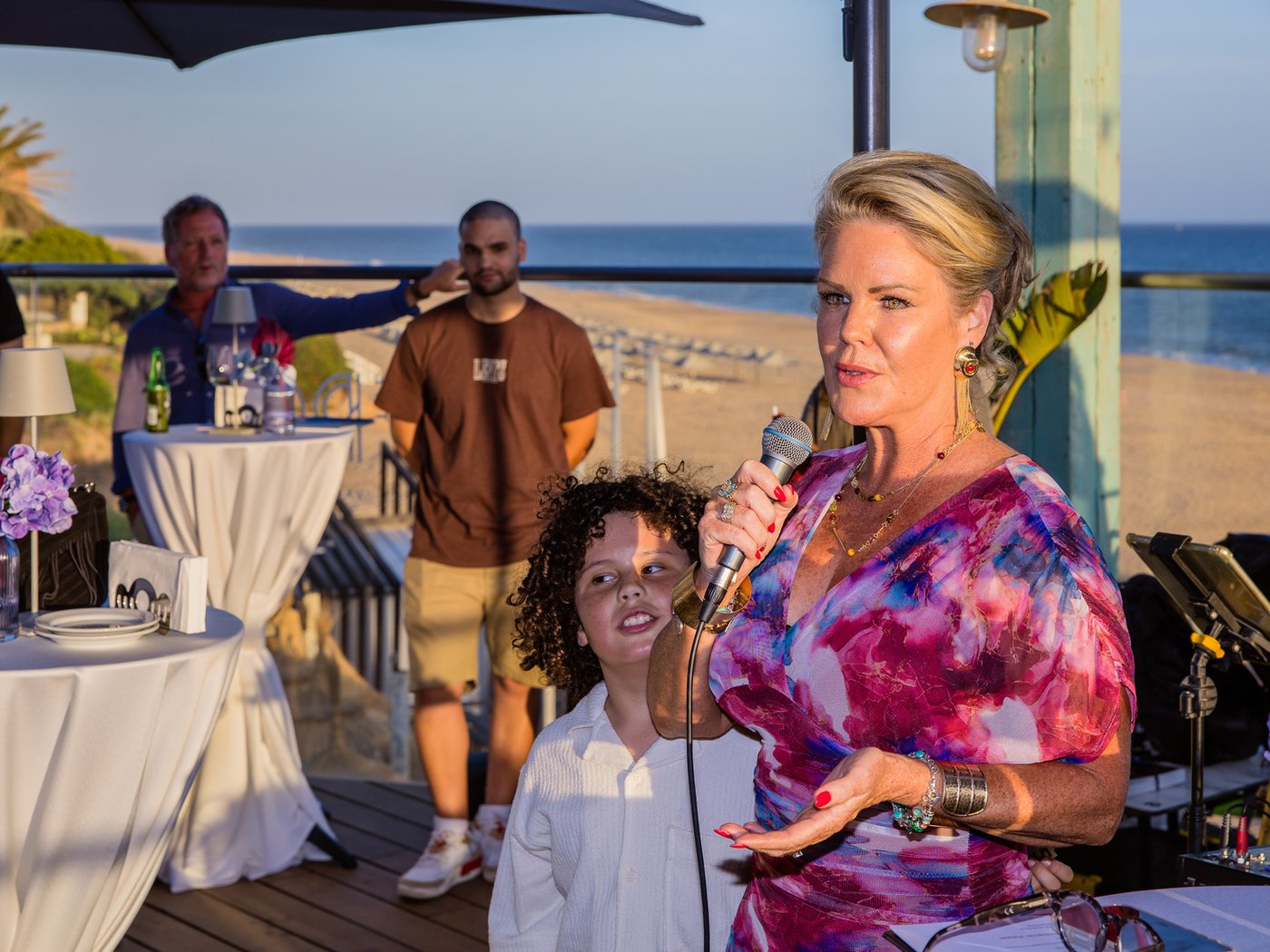 Samantha hosting an Algarve Family Guide launch event by the beach